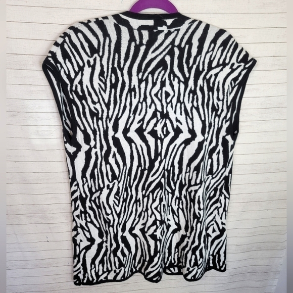 CHICO'S ZEBRA PRINT SLEEVELESS OPEN FRONT CARDIGAN, SZ 2/MEDIUM - Picture 8 of 9